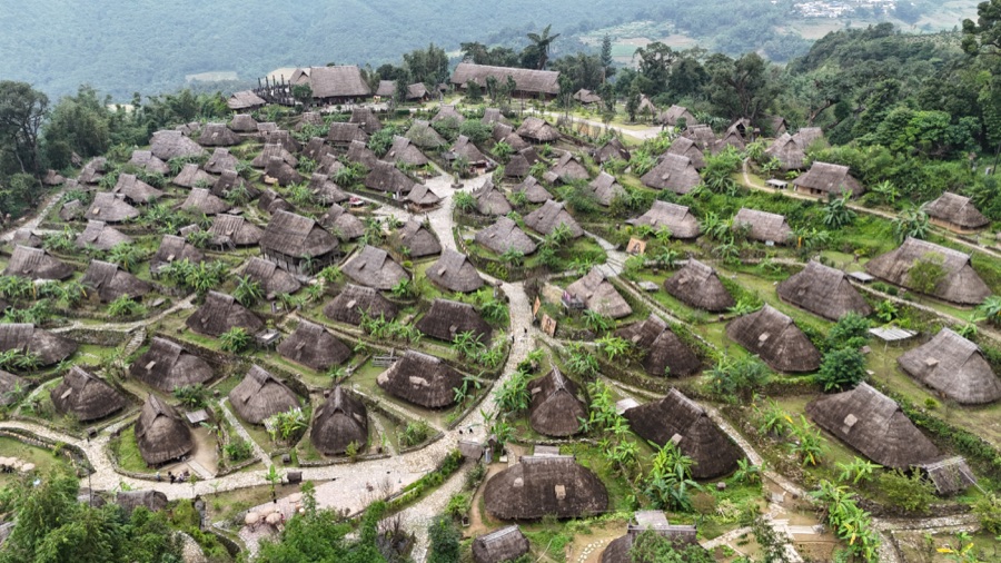 临沧翁丁佤寨航拍：茅草顶佤族民居聚落隐在群山之间